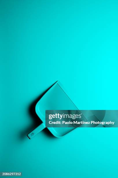 top view of blue green plastic dustpan on blue green background - pá imagens e fotografias de stock