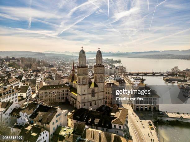 skyline von zürich mit limmat, see und grossmünster - zurich stock-fotos und bilder