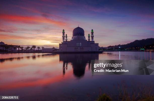 likas mosque at sunrise, kota kinabalu, sabah, east malaysia - mosque stock pictures, royalty-free photos & images
