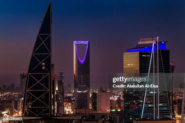 riyadh at sunset - riad arabia saudí fotografías e imágenes de stock