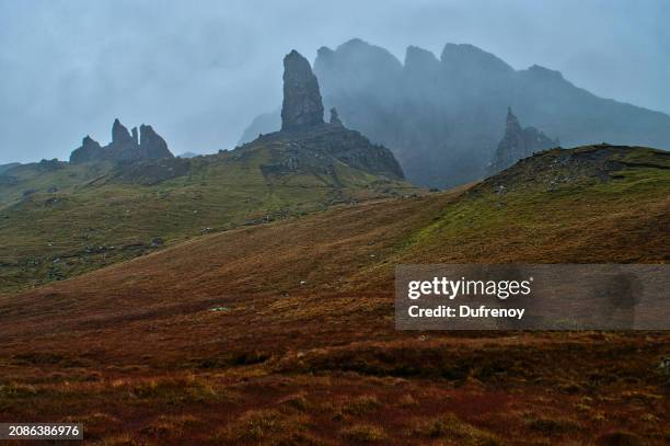 old man of storr, scotland - chemin de terre stock-fotos und bilder