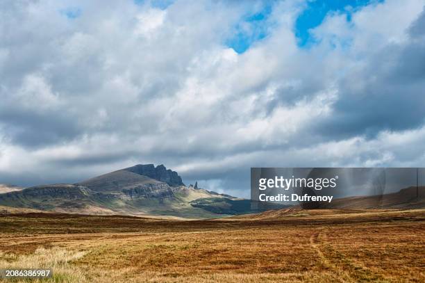 old man of storr, scotland - chemin de terre stock-fotos und bilder