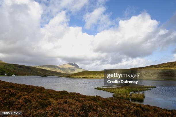 old man of storr, scotland - chemin de terre stock pictures, royalty-free photos & images