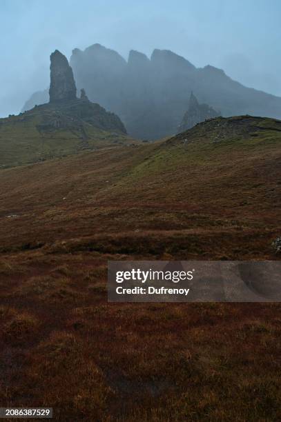 old man of storr, scotland - chemin de terre stock pictures, royalty-free photos & images