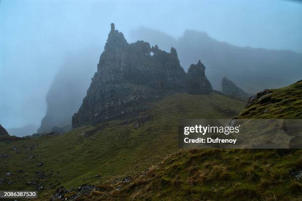 old man of storr, scotland - chemin de terre stock-fotos und bilder