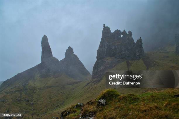 old man of storr, scotland - chemin de terre stock-fotos und bilder