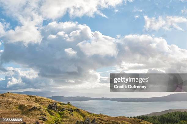 old man of storr, scotland - chemin de terre stock-fotos und bilder