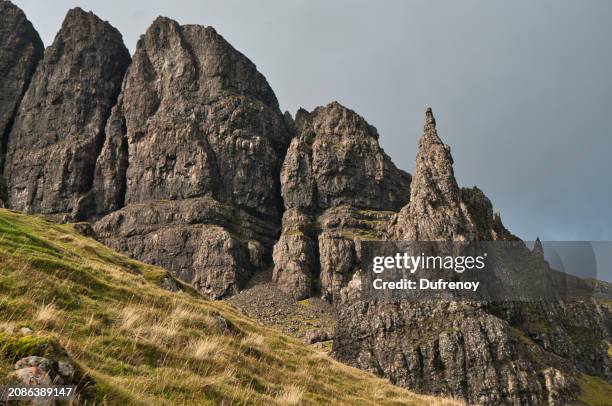 old man of storr, scotland - chemin de terre stock pictures, royalty-free photos & images