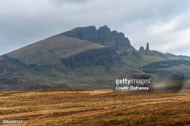 old man of storr, scotland - chemin de terre stock pictures, royalty-free photos & images