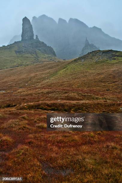 old man of storr, scotland - chemin de terre stock-fotos und bilder