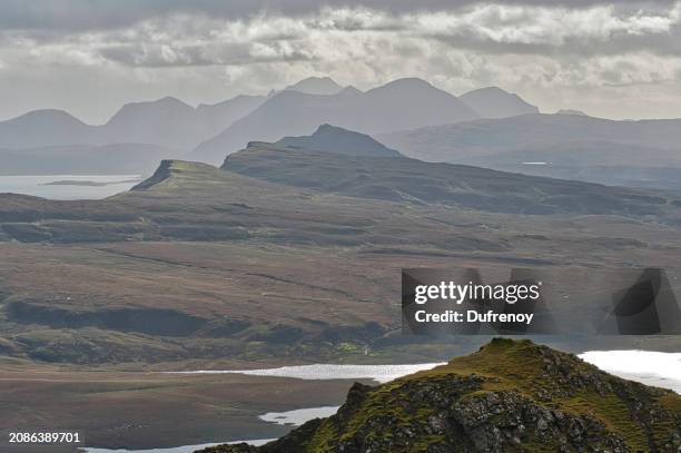 old man of storr, scotland - chemin de terre stock-fotos und bilder