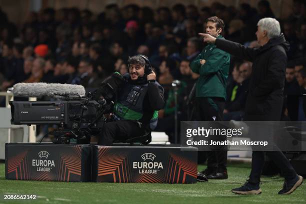The central television camera operator explains to Gian Piero Gasperini Head coach of Atalanta that he has instructions from the regia after an...