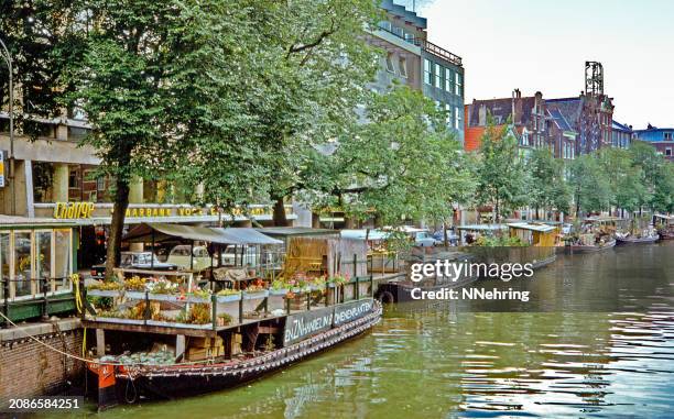 floating flower market on singel canal, amsterdam 1967 - canal singel imagens e fotografias de stock