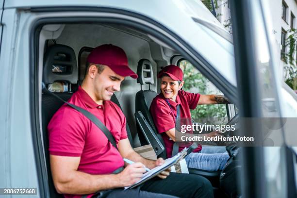 kurier und kurierin am lieferwagen - postangestellter stock-fotos und bilder