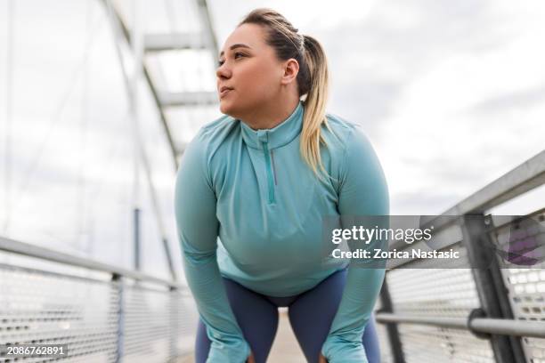 übergewichtige frau macht eine pause für selbstfürsorge - fette frau stock-fotos und bilder