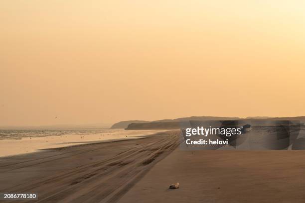 al khaluf, beach at sunset and one boat in the sand, oman - beige boot stockfoto's en -beelden