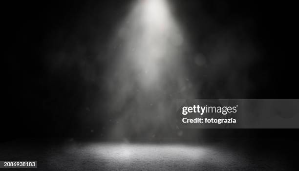 dark room, light and fog - spot photos et images de collection