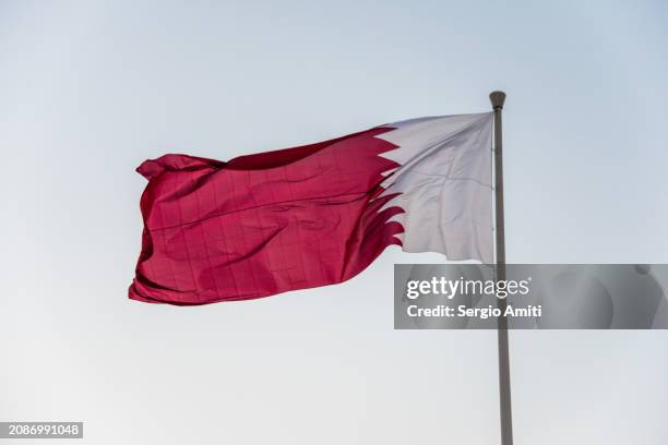 qatari flag - qatari flag stock pictures, royalty-free photos & images