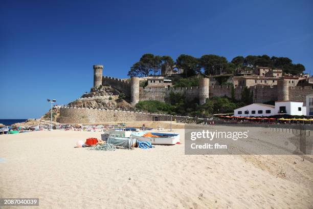 tossa de mar - historic fortress and beach (catalonia, spain) - tossa de mar imagens e fotografias de stock