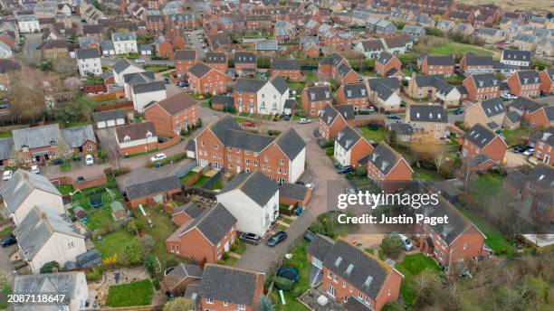 drone view of a suburban town's residential district in the uk - complejo de viviendas fotografías e imágenes de stock