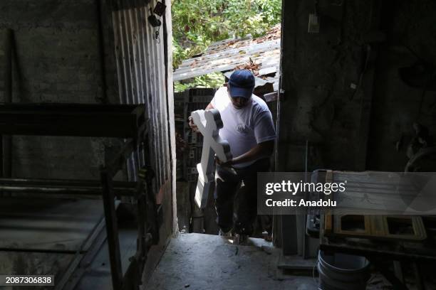 Hugo Menjivar, Salvadoran sculptor and assistant to Roberto Mena, prepares a work of sculpture in the workshop during the work in the family business...