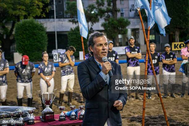 The president of the International Horseball Federation Frederico Cannas , presents the winning team of the final of the Open Horseball Argentina,...