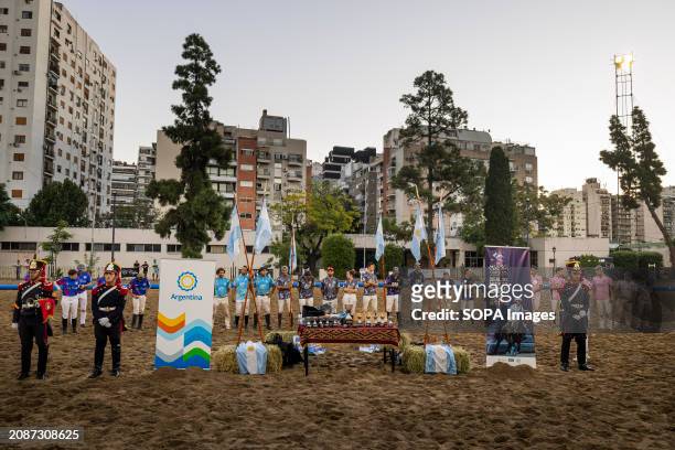 In the foreground, the grenadiers of the Regimiento de Granaderos a Caballo General San Martin, the table with the prizes and the advertisement of...