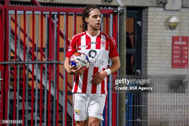 Giovanni Troupee of TOP Oss looks up during the Dutch Keuken Kampioen Divisie match between TOP Oss and Helmond Sport at Frans Heesen Stadion on...