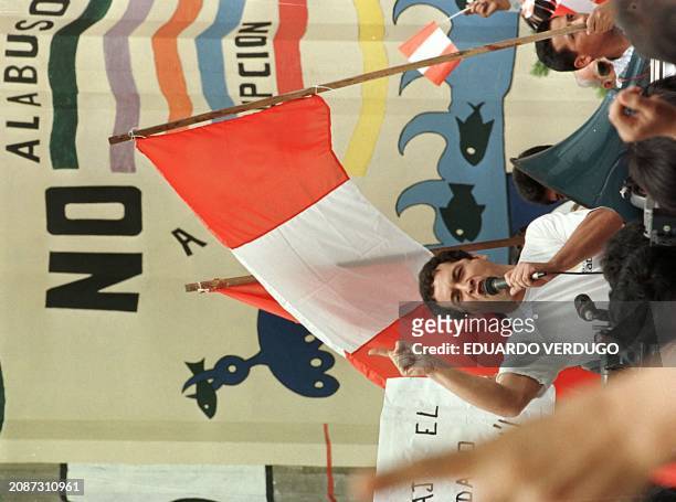 Luis Iberico, periodista y director del programa contrapunto de Frecuencia Latina de Television habla en una manifestacion a las afueras del Canal 2,...