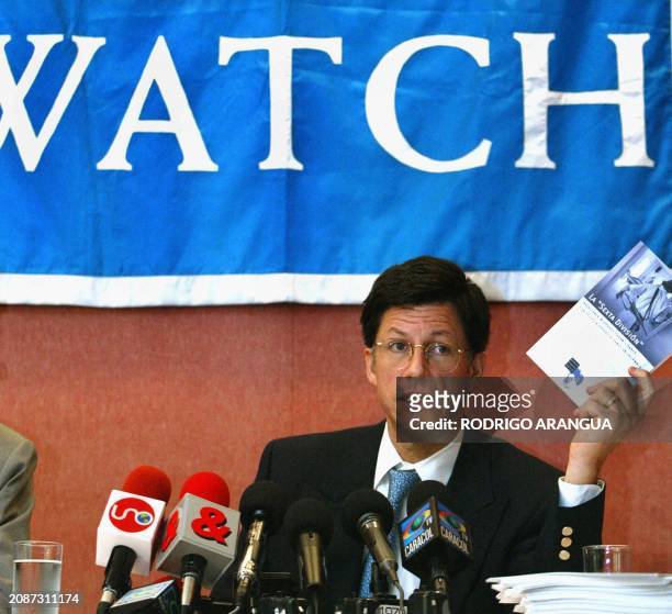 Jose Miguel Vivanco, director of Human Rights Watch of America, speaks during a press conference 08 November 2002 in Bogota. Vivanco presented a...