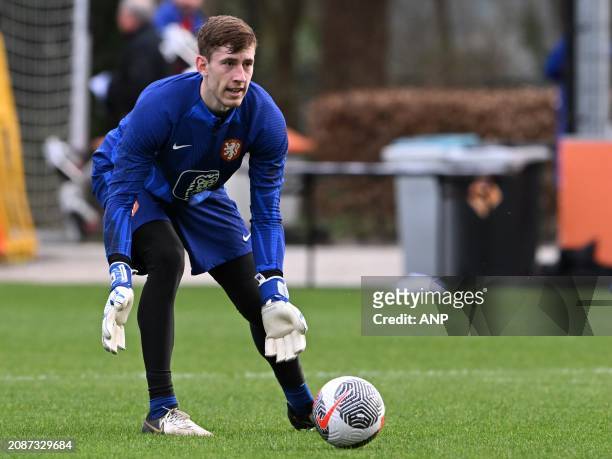 Holland U21 goalkeeper Robin Roefs during a training of the Dutch Juniors in the run-up to the friendly match against Jong Norway at the KNVB Campus...