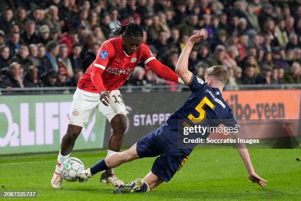 Johan Bakayoko of PSV, Gijs Smal of FC Twente during the Dutch Eredivisie match between PSV v Fc Twente at the Philips Stadium on March 17, 2024 in...