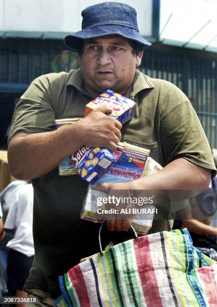 Photo taken 19 December 2001 of people looting stores in Buenos Aires, Argentina. Foto sobre saqueos en la ciudad de Buenos Aires, tomada el 19 de...