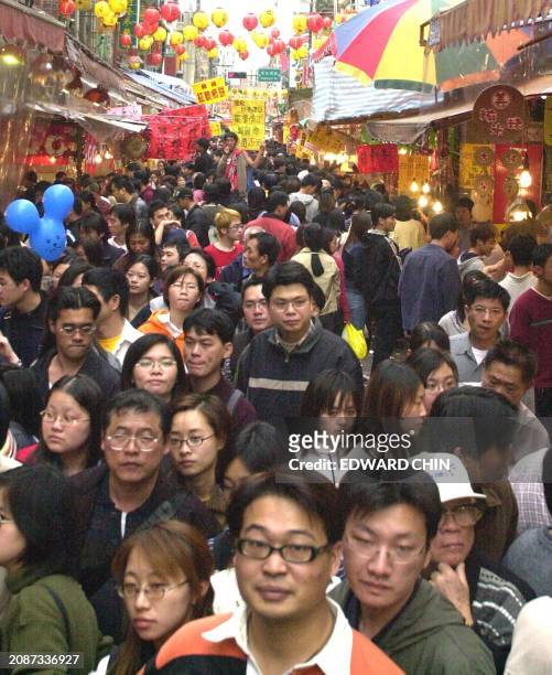 People shop for food supplies ahead of the Lunar New Year holiday in Taipei's Tihua Street, 26 January 2003, the last Sunday ahead of this year's...