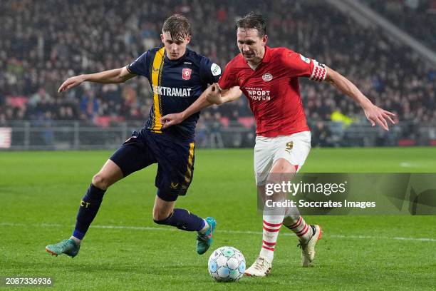 Max Bruns of FC Twente, Luuk de Jong of PSV during the Dutch Eredivisie match between PSV v Fc Twente at the Philips Stadium on March 17, 2024 in...