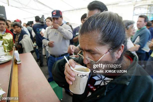 Civilians in Mexico City drink free coffee during a campaign to bring change in the coffee sector 07 February 2003. Ciudadanos mexicanos toman cafe...