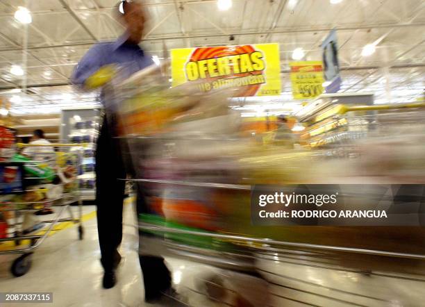 Man pushes his cart full of food provisions at a supermarket in Caracas, 11 January 2003, on the 41st day of a general strike. Un hombre avanza con...