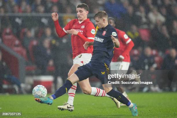 Guus Til of PSV, Max Bruns of FC Twente during the Dutch Eredivisie match between PSV v Fc Twente at the Philips Stadium on March 17, 2024 in...