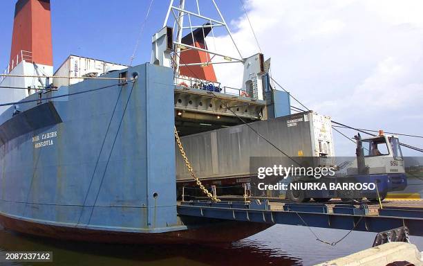 Vehicle unloads a container of food products coming from the US to La Habana, 18 August 2002, making it the first shipment of american products to be...