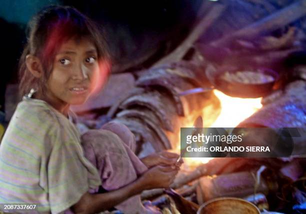 Child suffering from famine is seen coking plantaines in Montana de Flor, Honduras 22 November 2001. ACOMPANA NOTA: LOS HONDURENOS QUE MUEREN DE...