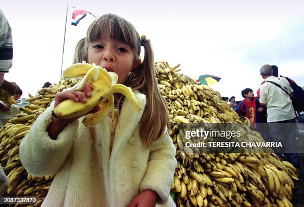 Melanie Sanchez eats a banana, 18 November 2000, outised of the Museum of the Ninos, in San Jose, Costa Rica. Teresita Chavarria / Afp Photo La nina...