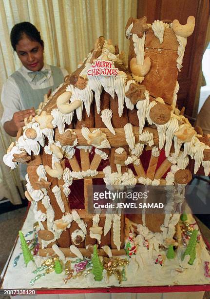 Local hotel worker gives final touches to a Christmas cake 21 December 2000 in Dhaka. Bangladeshi Christians, who constitute 0.3 percent of this...