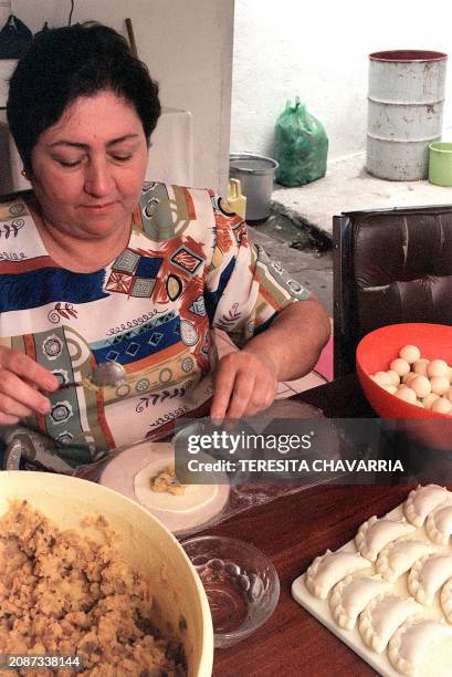 Emilce prepares empanadas at home in Heredia, Costa Rica where she was going to serve Columbian President Andres Pastrana 28 May, 2000. Emilce...