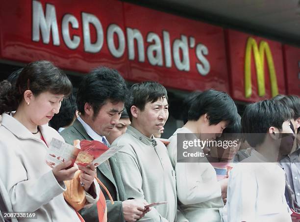 Shoppers gather outside a shopping mall on Wangfujing, Beijing's main shopping street, 01 May 2001, as millions of Chinese spent May Day thronging...