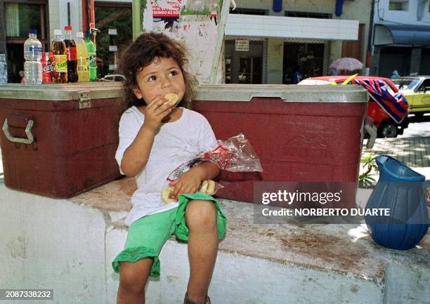 Five year-old girl named Maria helps her mother sell sodas in Asuncion, Paraguay, 19 November 1999. Maria, una nina de 5 anos, vende gaseosa en la...