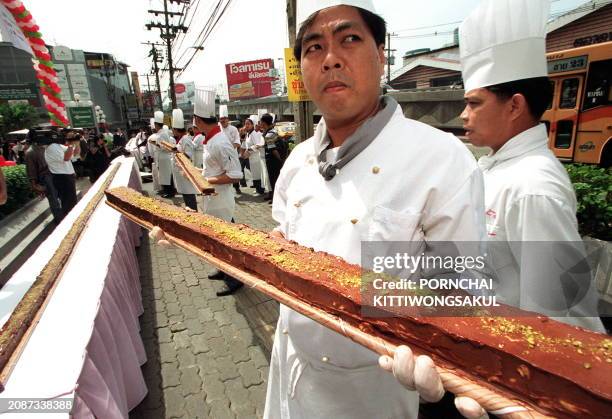 Thai chef diaplays the world's longest brownie in front of Bangkok hotel, 26 August 1999. The brownie, measuring 60 meters long and four centimeters...