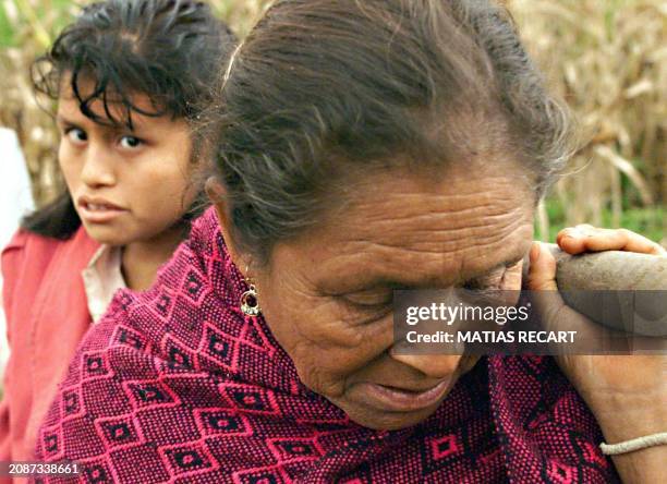 Woman and her daughter wait for food, in a shelter, due to the heavy rains and floodding of the community of Xilotzingo, Mexico, 10 October 1999. Una...