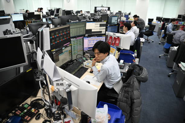 JPN: Inside Trading Room of Mitsubishi UFJ Trust & Banking As BOJ Announces Rate Decision