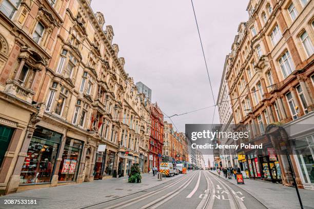 vista de gran angular de tiendas y pisos en el centro de la ciudad de birmingham - birmingham condado de west midlands fotografías e imágenes de stock