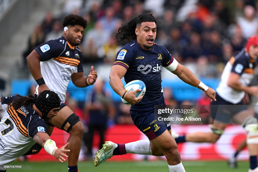 Rob Tanielu Tanielu Tele'a of the Highlanders charges forward during the round ...